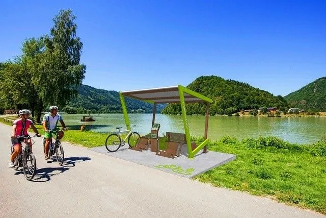 totem per ricarica bici elettriche lungo lago